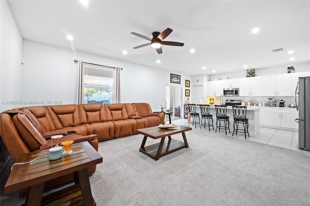 En Venta: $814,000 (4 camas, 3 baños, 2412 Pies cuadrados)