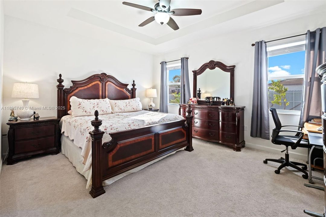 En Venta: $814,000 (4 camas, 3 baños, 2412 Pies cuadrados)