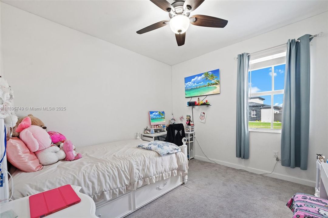 En Venta: $814,000 (4 camas, 3 baños, 2412 Pies cuadrados)