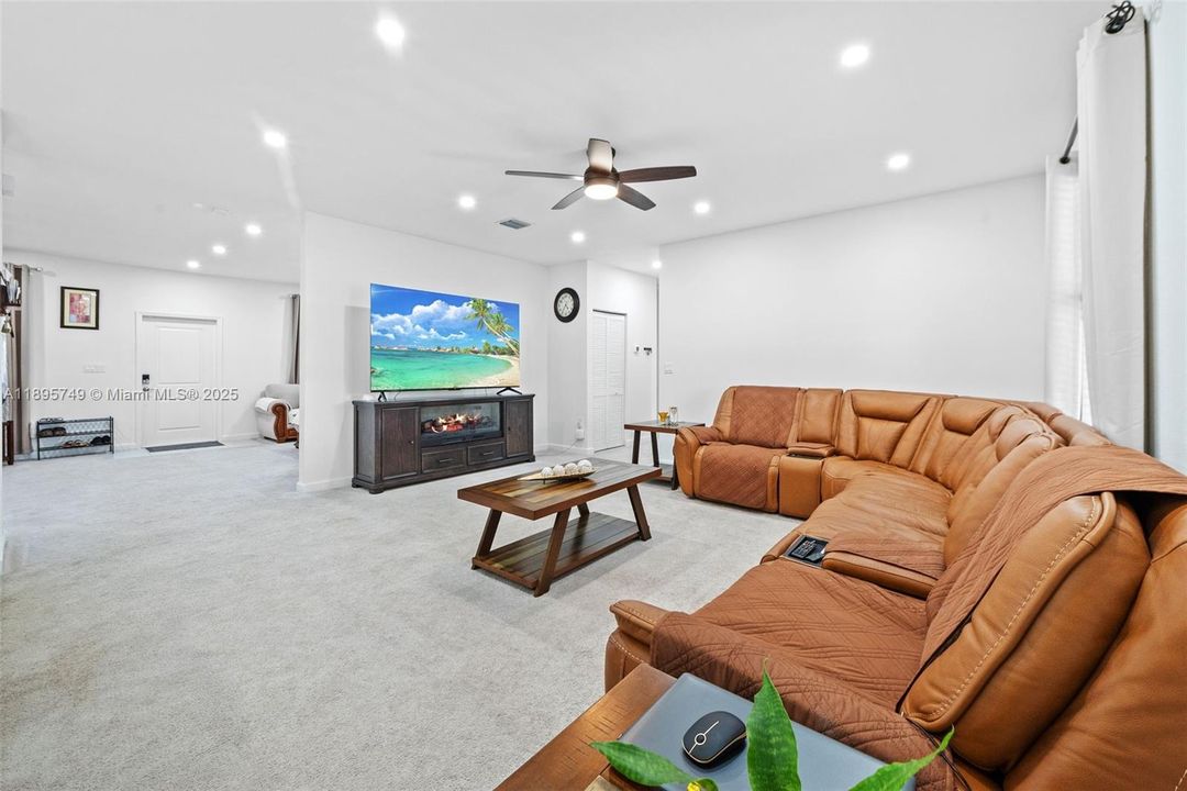 En Venta: $814,000 (4 camas, 3 baños, 2412 Pies cuadrados)