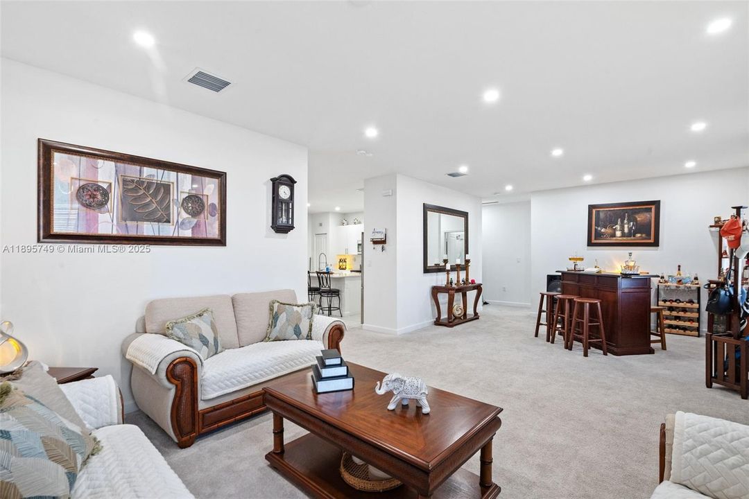 En Venta: $814,000 (4 camas, 3 baños, 2412 Pies cuadrados)