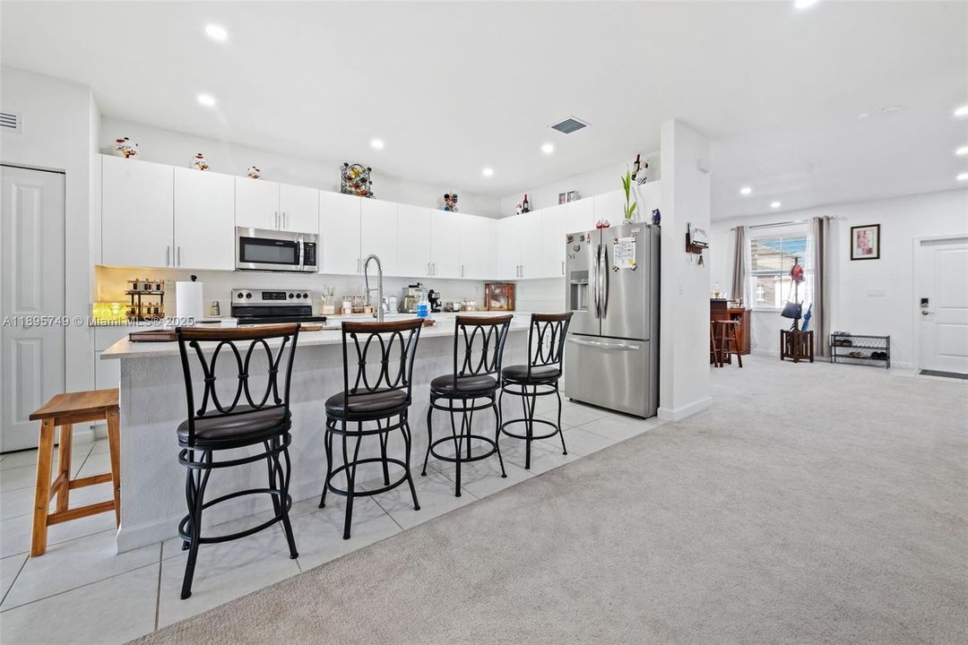 En Venta: $814,000 (4 camas, 3 baños, 2412 Pies cuadrados)