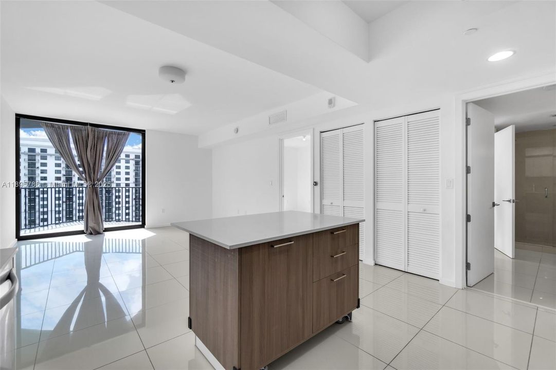 Под контрактом: $2,600 (1 спален, 1 ванн, 688 Квадратных фут)