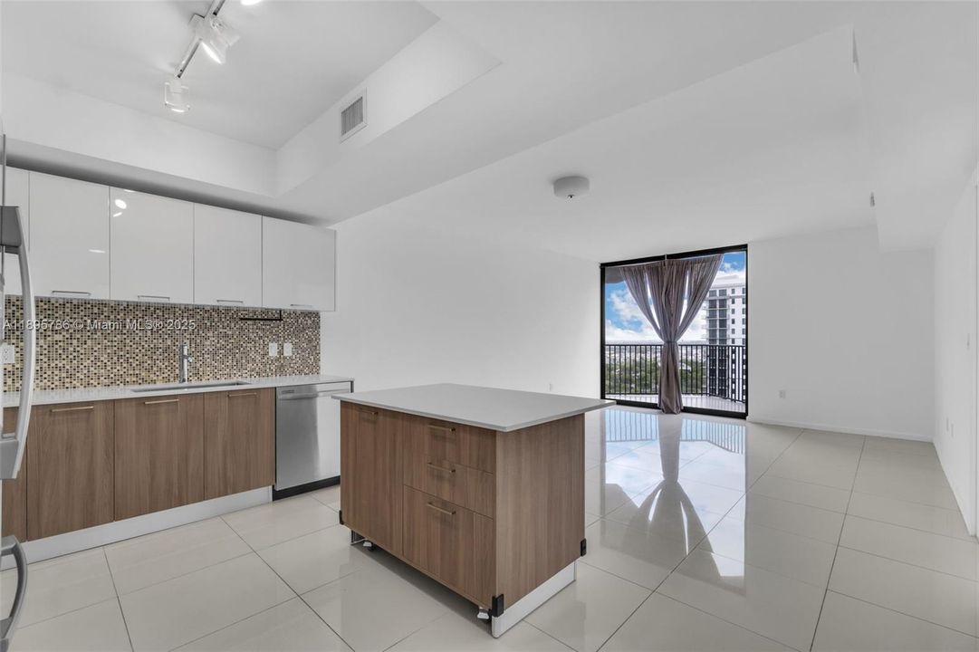 Под контрактом: $2,600 (1 спален, 1 ванн, 688 Квадратных фут)