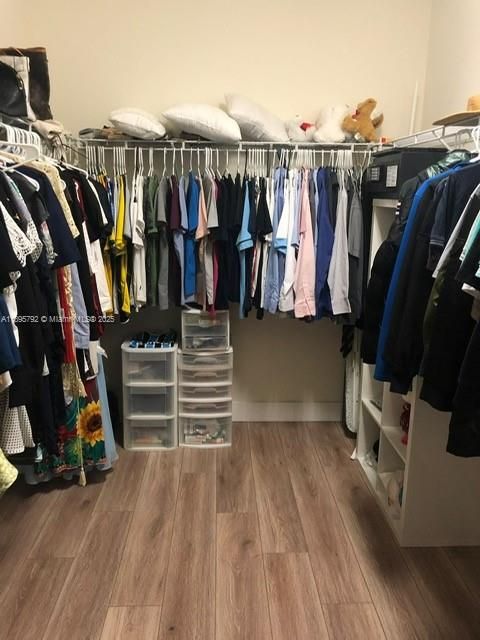 Под контрактом: $4,500 (3 спален, 2 ванн, 1910 Квадратных фут)