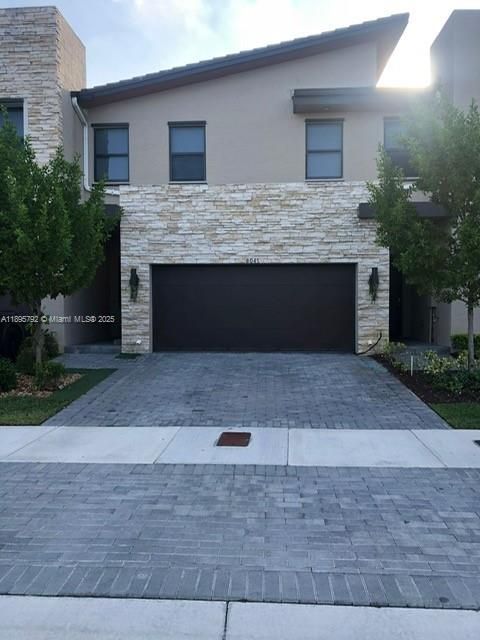 Под контрактом: $4,500 (3 спален, 2 ванн, 1910 Квадратных фут)