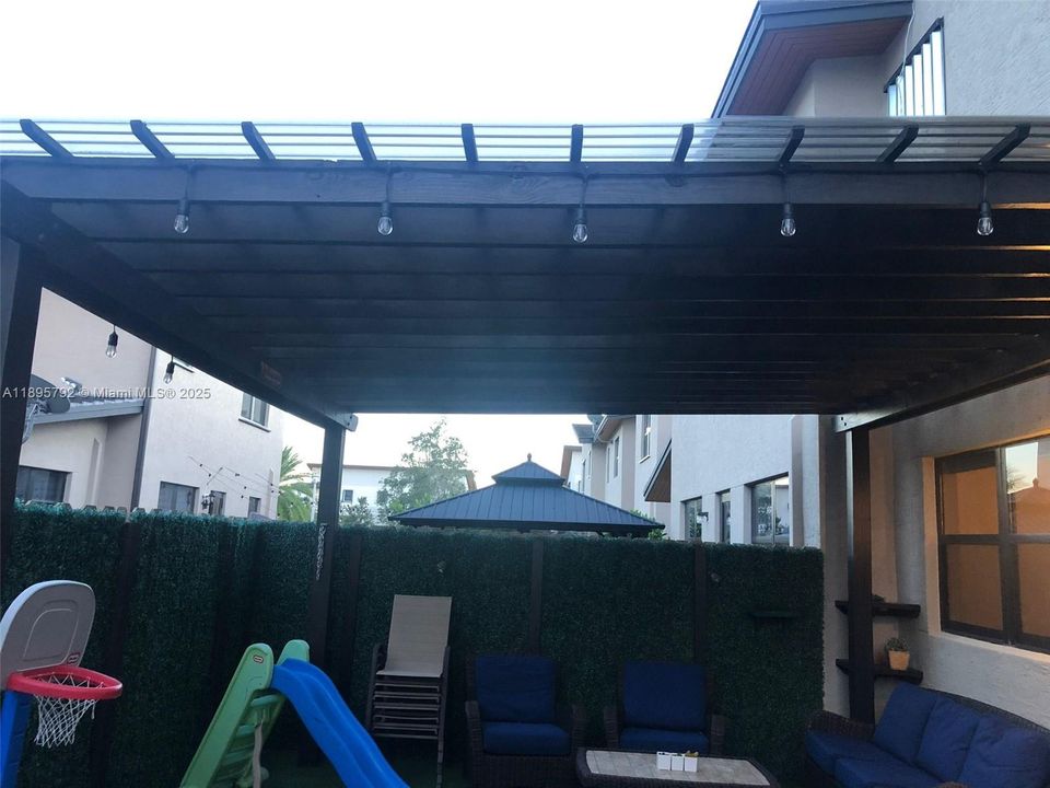 Под контрактом: $4,500 (3 спален, 2 ванн, 1910 Квадратных фут)