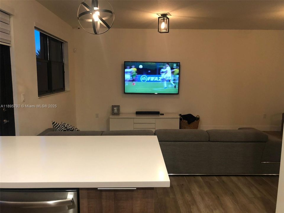 Под контрактом: $4,500 (3 спален, 2 ванн, 1910 Квадратных фут)