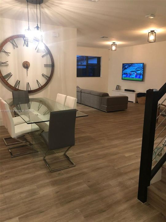 Под контрактом: $4,500 (3 спален, 2 ванн, 1910 Квадратных фут)