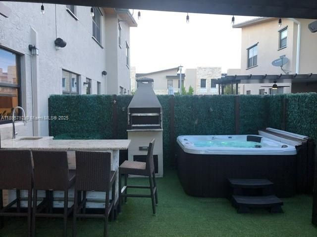 Под контрактом: $4,500 (3 спален, 2 ванн, 1910 Квадратных фут)