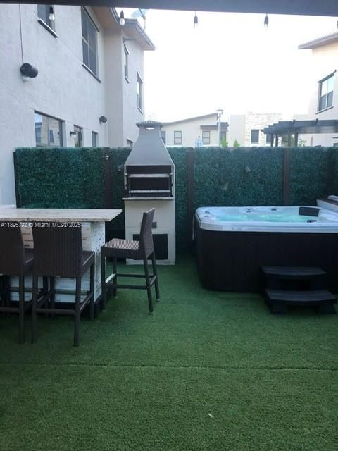 Под контрактом: $4,500 (3 спален, 2 ванн, 1910 Квадратных фут)