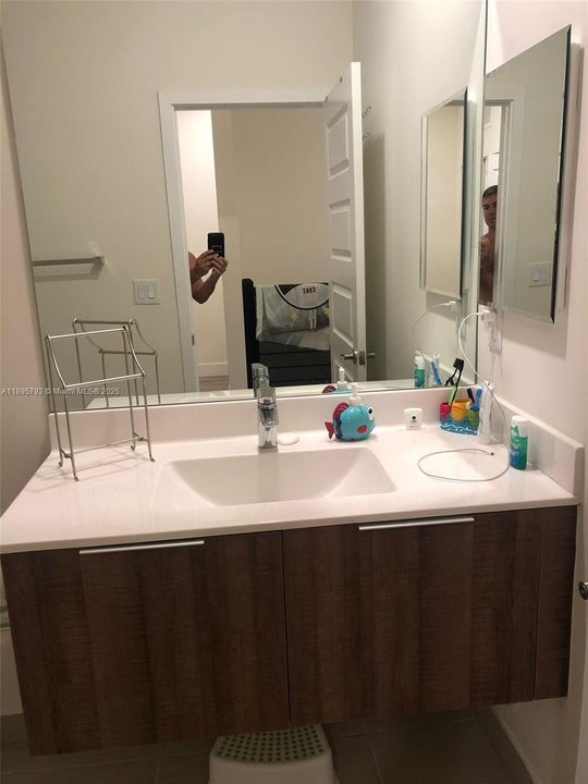 Под контрактом: $4,500 (3 спален, 2 ванн, 1910 Квадратных фут)