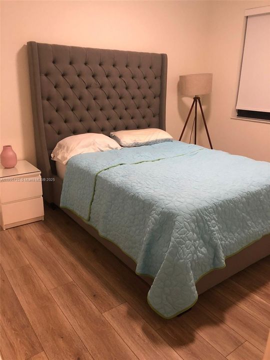 Под контрактом: $4,500 (3 спален, 2 ванн, 1910 Квадратных фут)