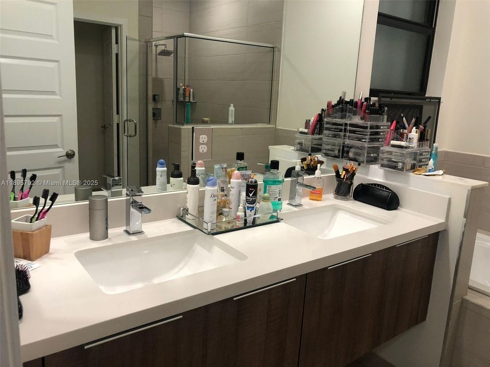 Под контрактом: $4,500 (3 спален, 2 ванн, 1910 Квадратных фут)