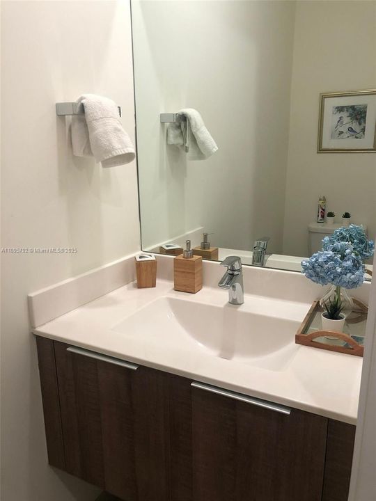 Под контрактом: $4,500 (3 спален, 2 ванн, 1910 Квадратных фут)