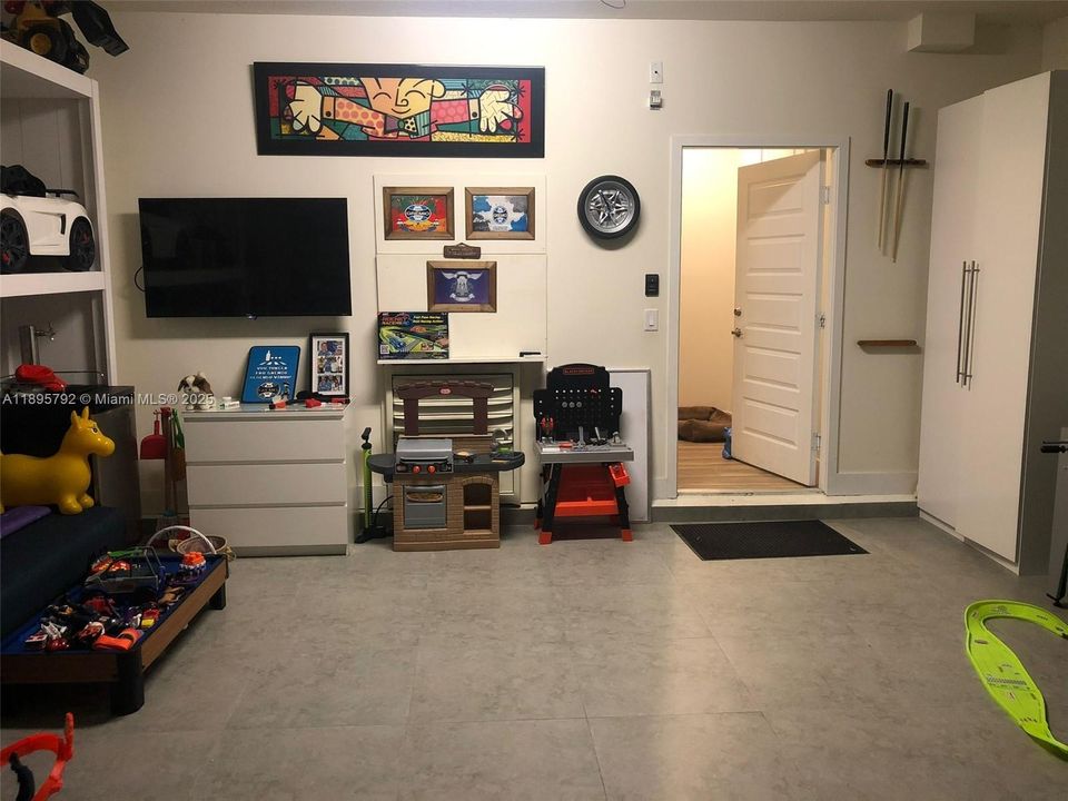 Под контрактом: $4,500 (3 спален, 2 ванн, 1910 Квадратных фут)