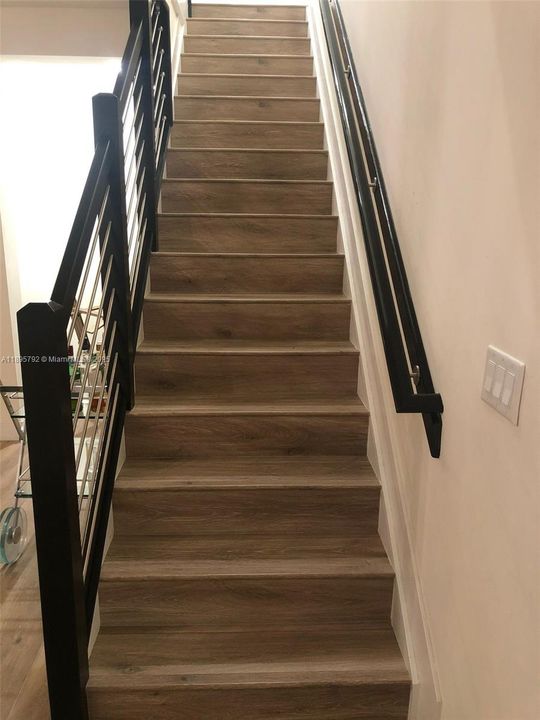 Под контрактом: $4,500 (3 спален, 2 ванн, 1910 Квадратных фут)