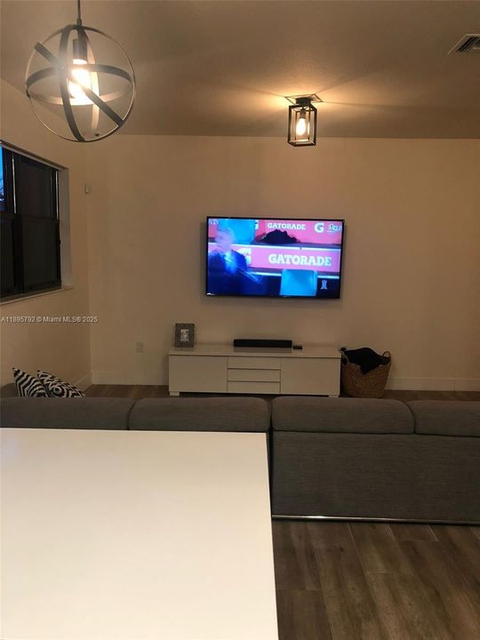 Под контрактом: $4,500 (3 спален, 2 ванн, 1910 Квадратных фут)