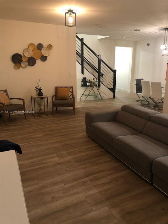 Под контрактом: $4,500 (3 спален, 2 ванн, 1910 Квадратных фут)