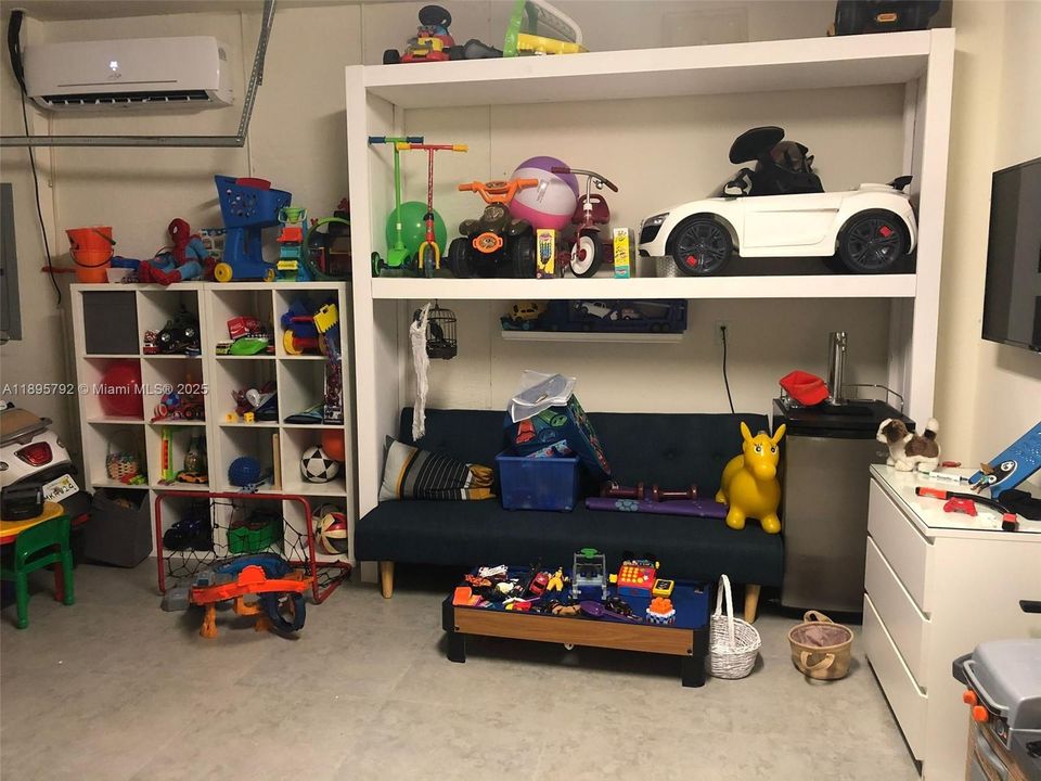 Под контрактом: $4,500 (3 спален, 2 ванн, 1910 Квадратных фут)