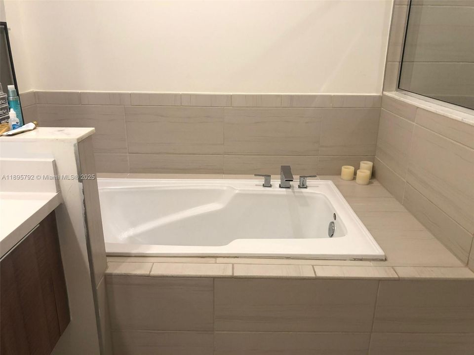 Под контрактом: $4,500 (3 спален, 2 ванн, 1910 Квадратных фут)