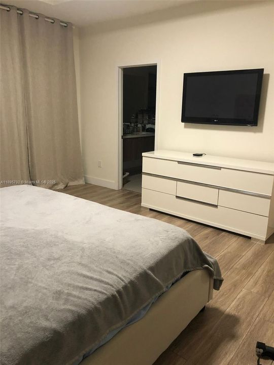 Под контрактом: $4,500 (3 спален, 2 ванн, 1910 Квадратных фут)