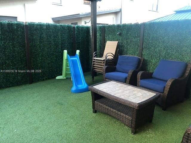 Под контрактом: $4,500 (3 спален, 2 ванн, 1910 Квадратных фут)