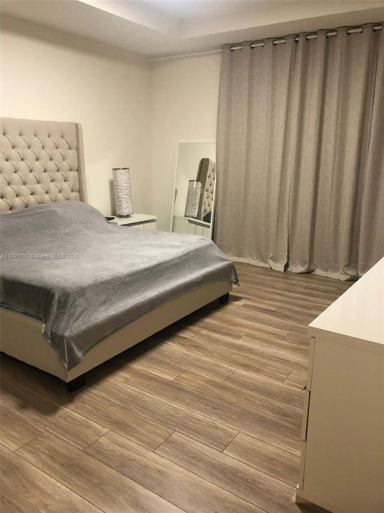 Под контрактом: $4,500 (3 спален, 2 ванн, 1910 Квадратных фут)