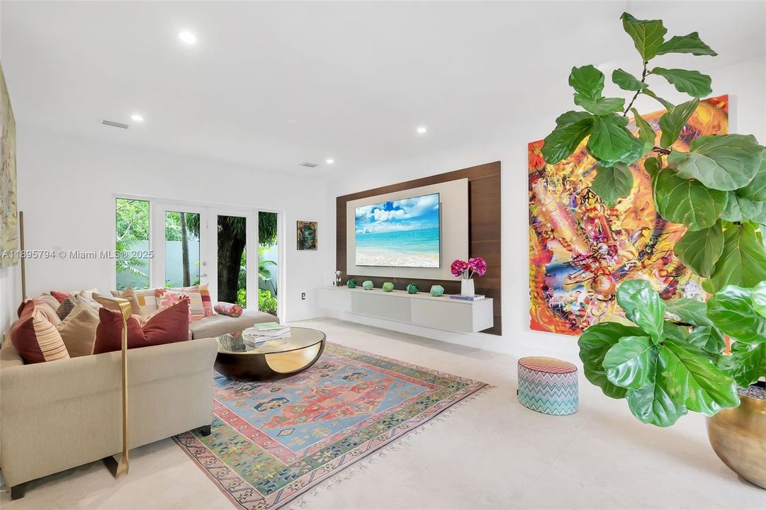 Active With Contract: $4,000,000 (4 beds, 4 baths, 3376 Square Feet)