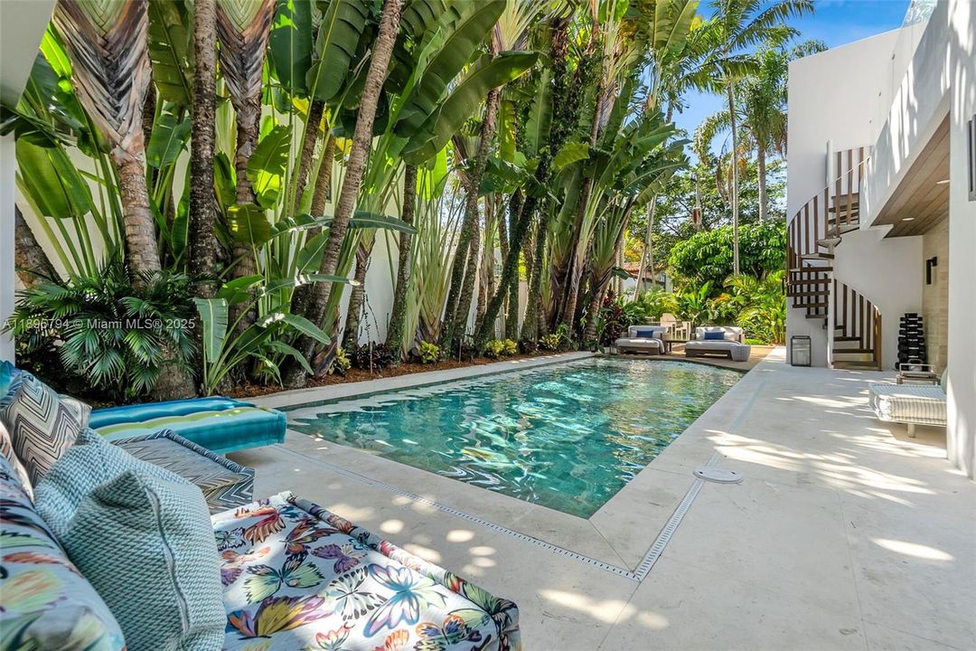 Active With Contract: $4,000,000 (4 beds, 4 baths, 3376 Square Feet)