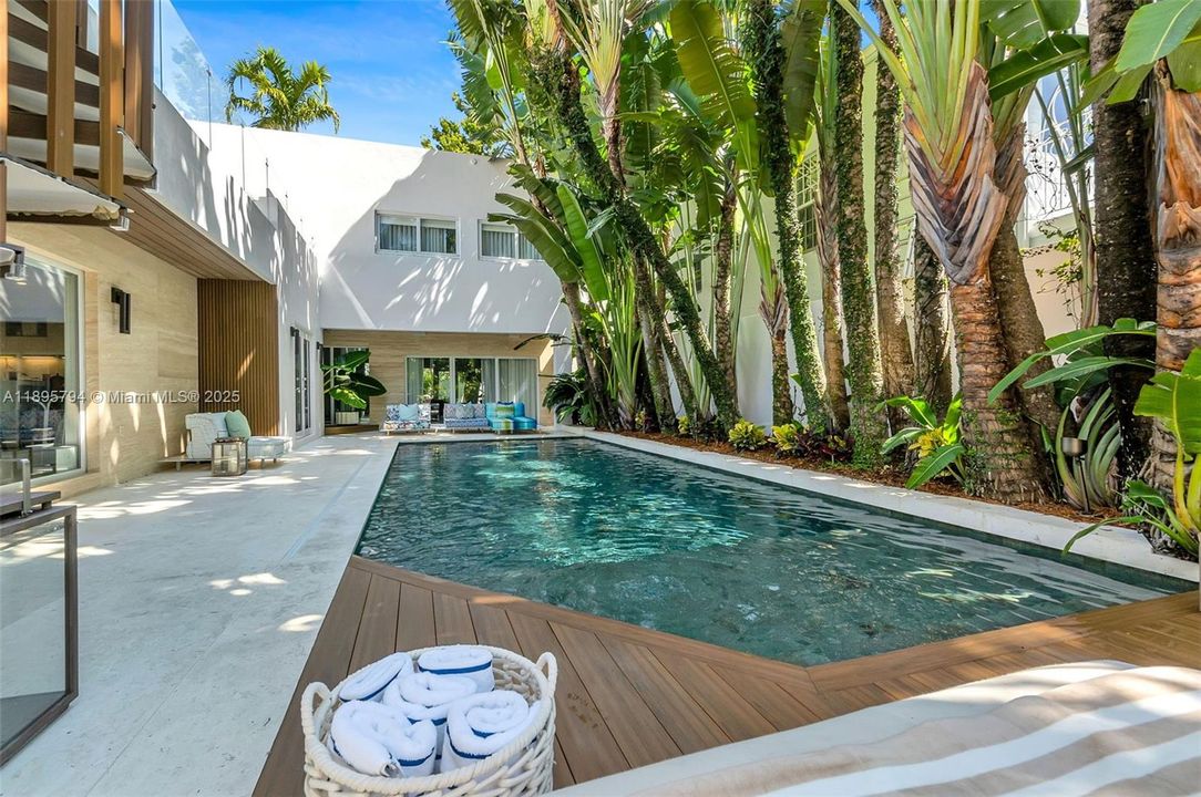 Active With Contract: $4,000,000 (4 beds, 4 baths, 3376 Square Feet)