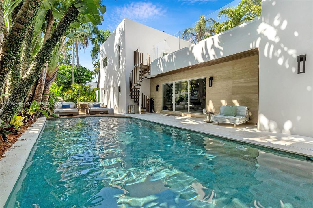 Active With Contract: $4,000,000 (4 beds, 4 baths, 3376 Square Feet)