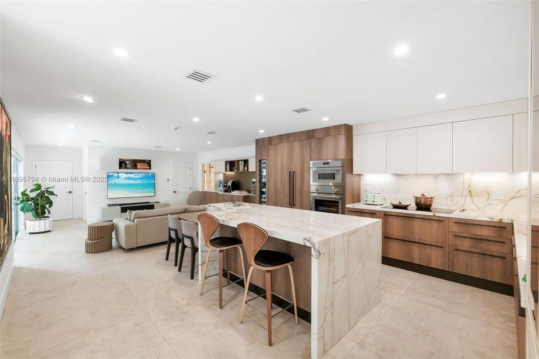 Active With Contract: $4,000,000 (4 beds, 4 baths, 3376 Square Feet)