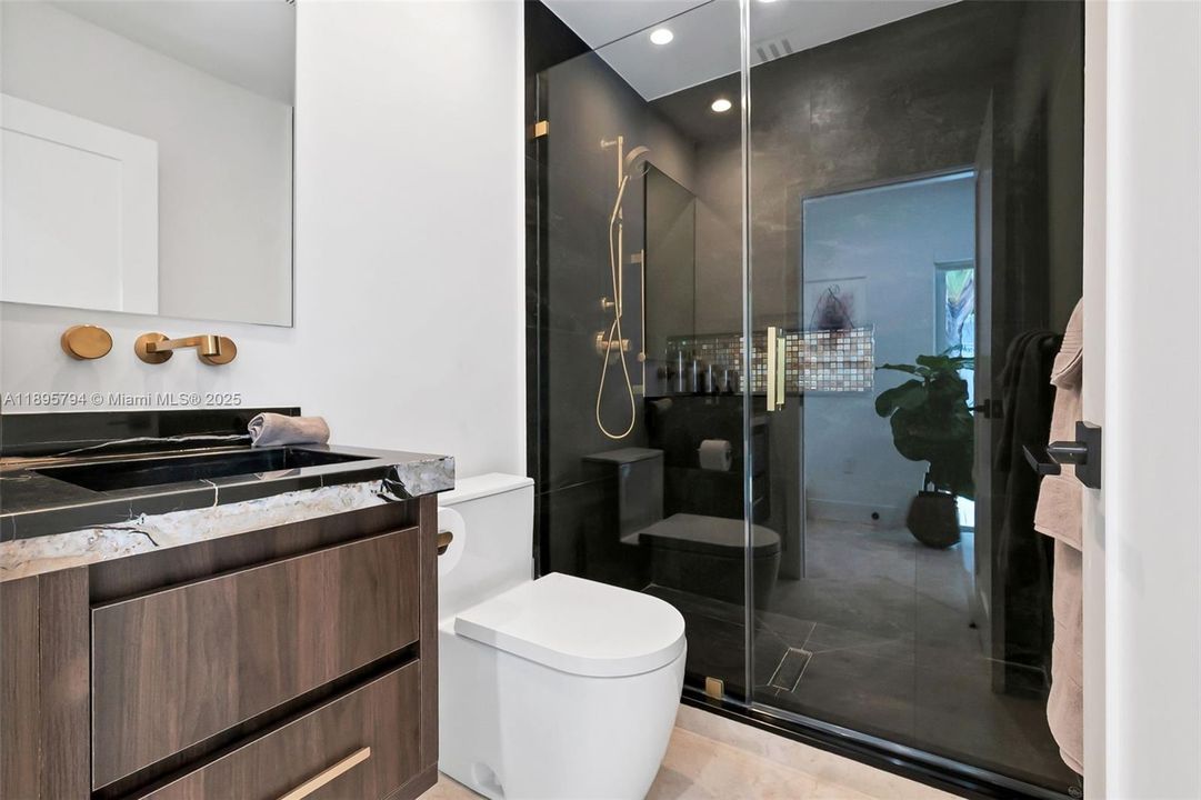 Active With Contract: $4,000,000 (4 beds, 4 baths, 3376 Square Feet)