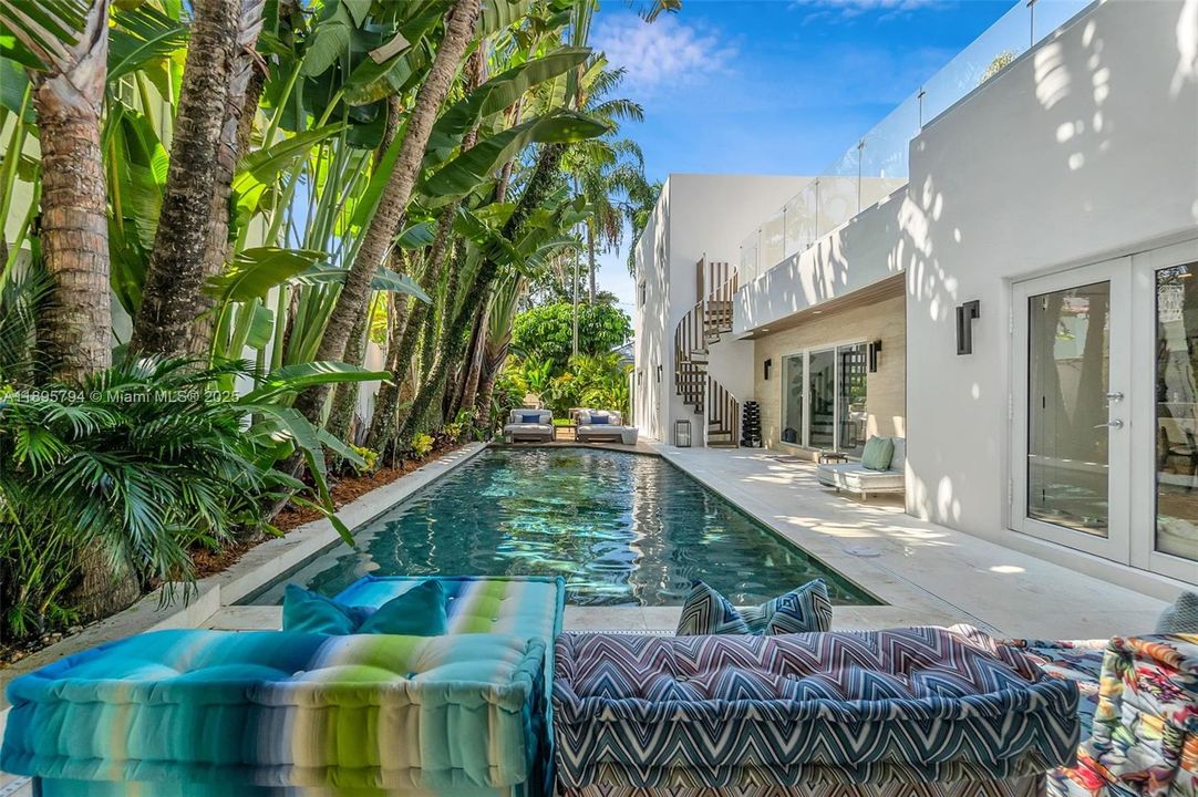 Active With Contract: $4,000,000 (4 beds, 4 baths, 3376 Square Feet)