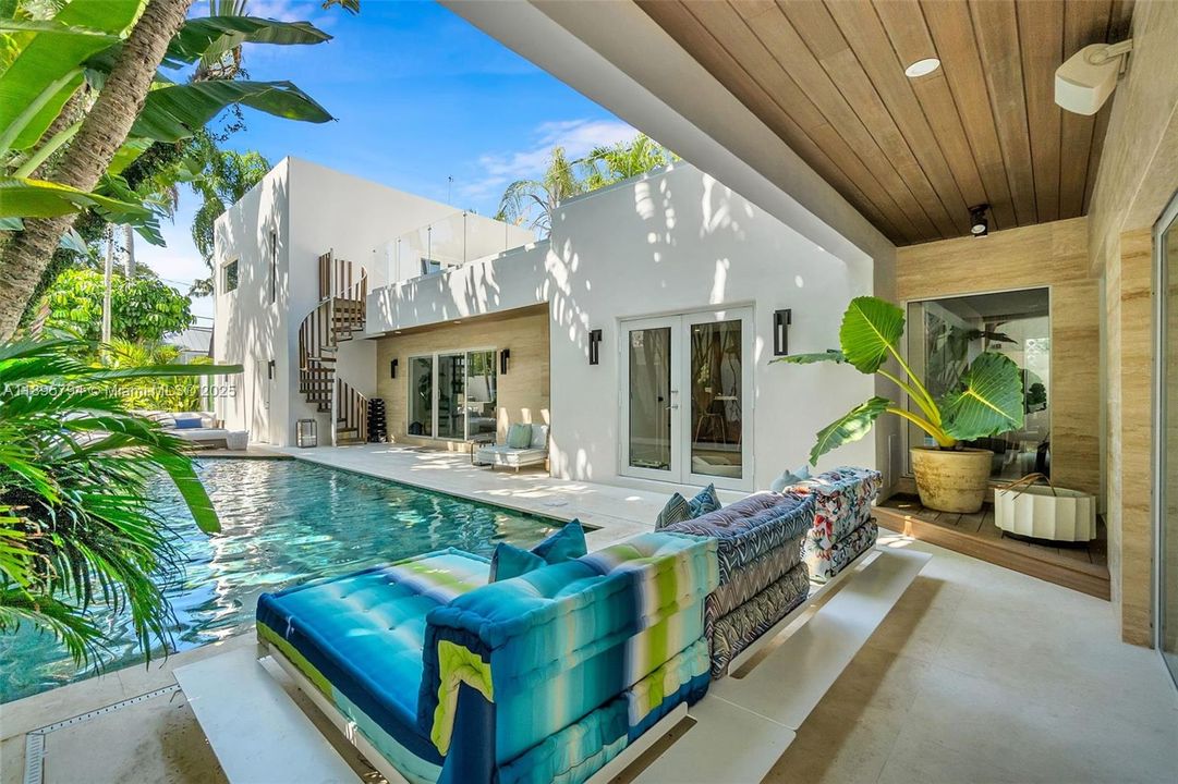 Active With Contract: $4,000,000 (4 beds, 4 baths, 3376 Square Feet)