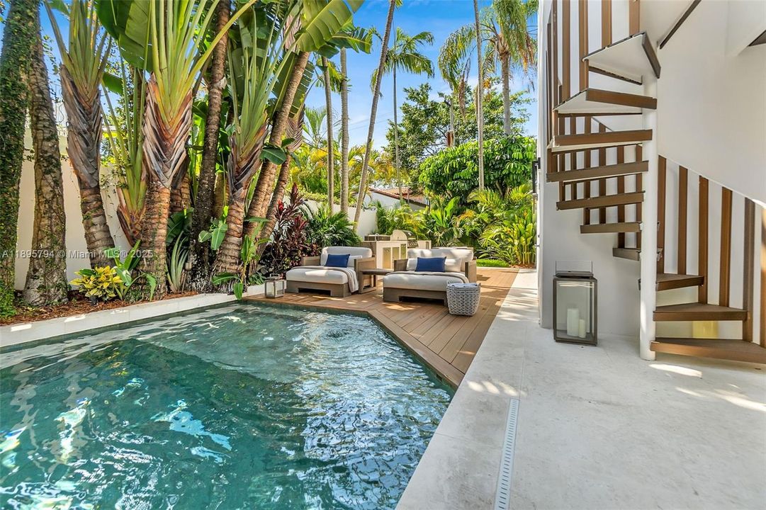 Active With Contract: $4,000,000 (4 beds, 4 baths, 3376 Square Feet)