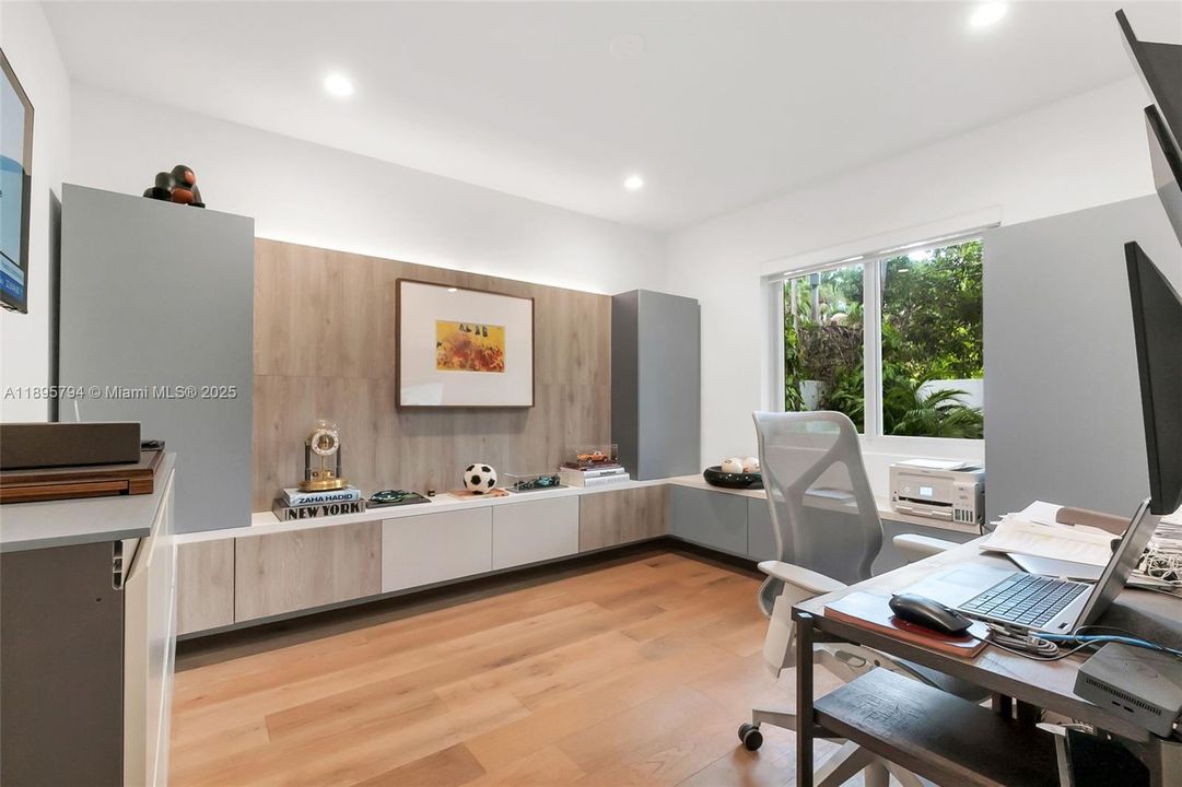 Office Space/ 5th Bedroom