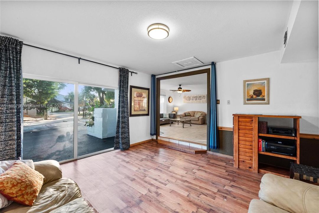 合同活跃: $655,000 (4 贝兹, 2 浴室, 2140 平方英尺)