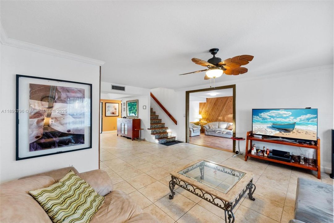 合同活跃: $655,000 (4 贝兹, 2 浴室, 2140 平方英尺)