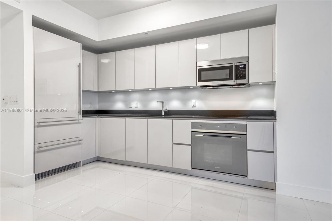 Active With Contract: $3,900 (1 beds, 1 baths, 759 Square Feet)