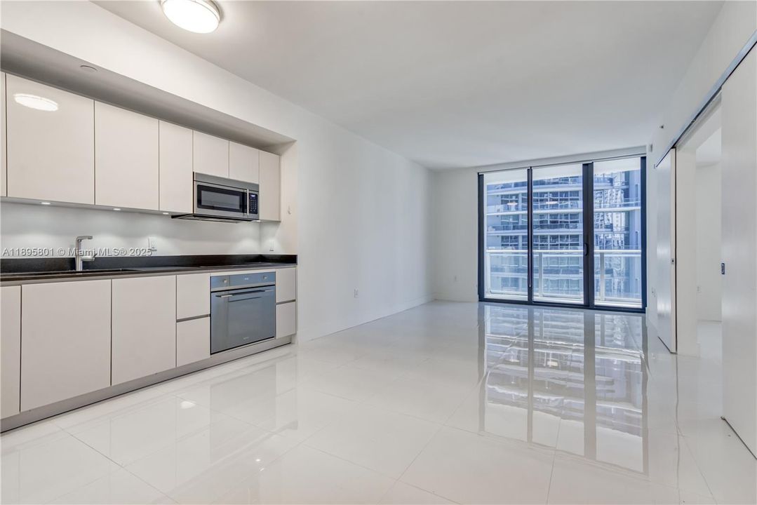 Active With Contract: $3,900 (1 beds, 1 baths, 759 Square Feet)