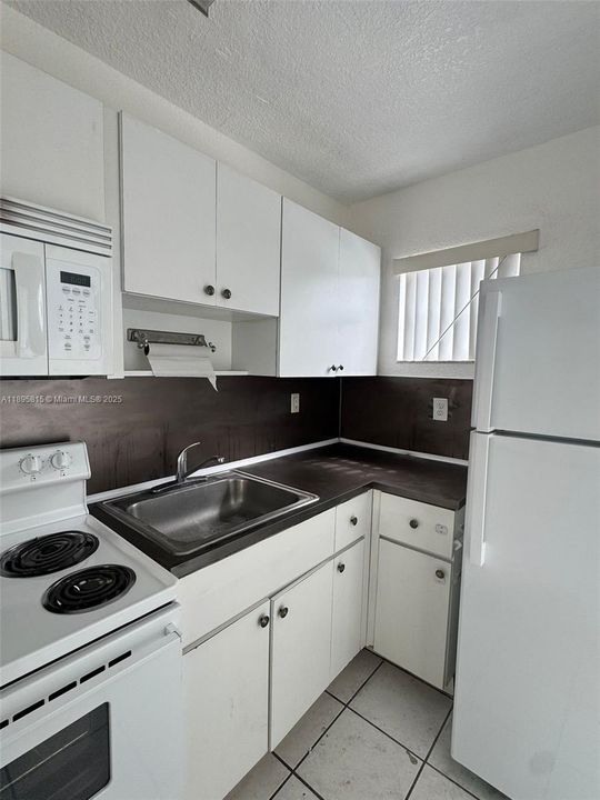 Active With Contract: $2,200 (2 beds, 1 baths, 868 Square Feet)