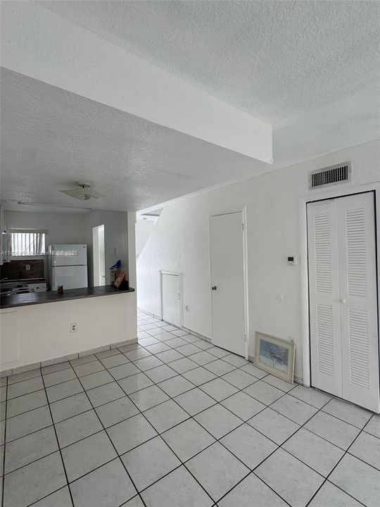Active With Contract: $2,200 (2 beds, 1 baths, 868 Square Feet)