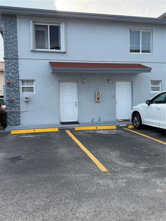 Active With Contract: $2,200 (2 beds, 1 baths, 868 Square Feet)