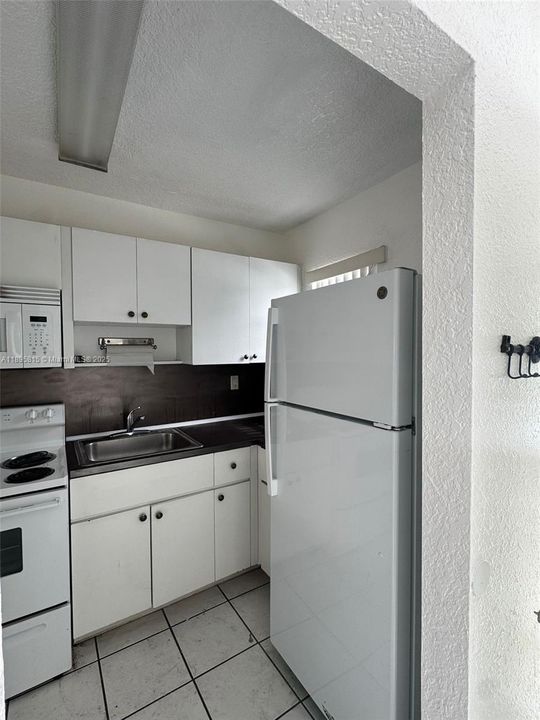 Active With Contract: $2,200 (2 beds, 1 baths, 868 Square Feet)