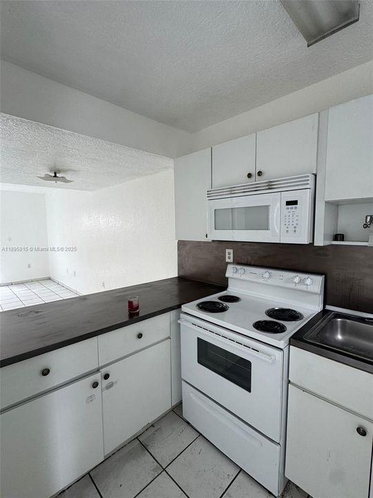 Active With Contract: $2,200 (2 beds, 1 baths, 868 Square Feet)
