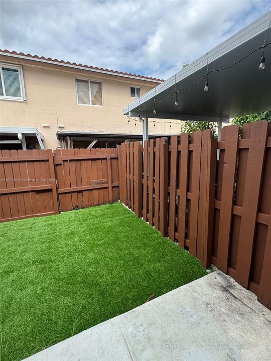 Active With Contract: $2,200 (2 beds, 1 baths, 868 Square Feet)