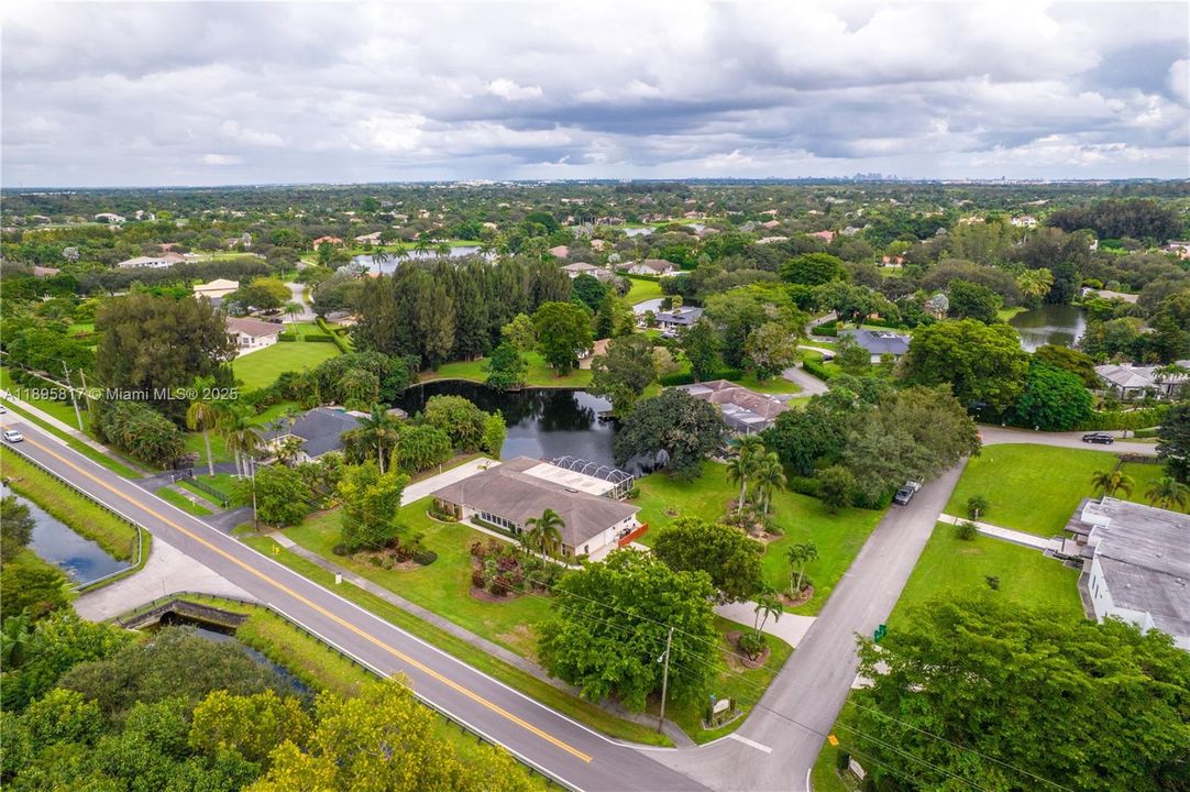 Под контрактом: $1,089,000 (4 спален, 3 ванн, 2910 Квадратных фут)