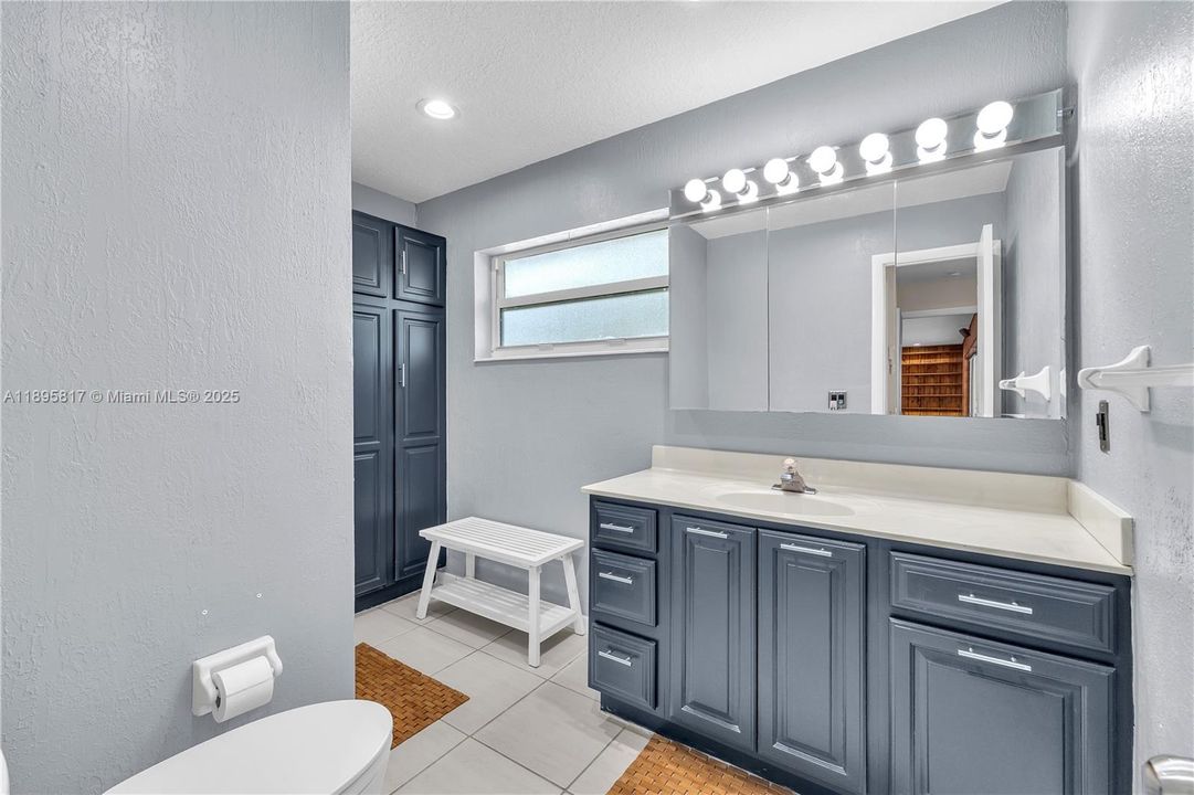 Под контрактом: $1,089,000 (4 спален, 3 ванн, 2910 Квадратных фут)